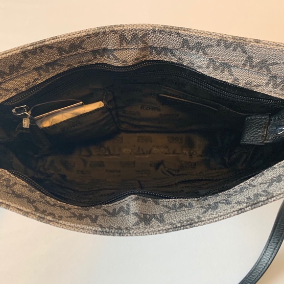 Michael Kors Large Black Messenger Bag - Picture 5 of 8